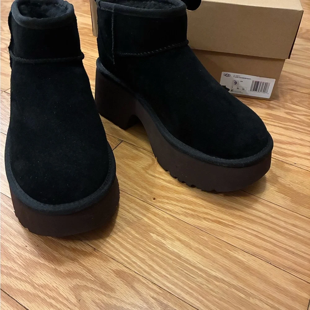 UGG Women's Black Suede Platform Boots. Size 9. NWT - Picture 2 of 6